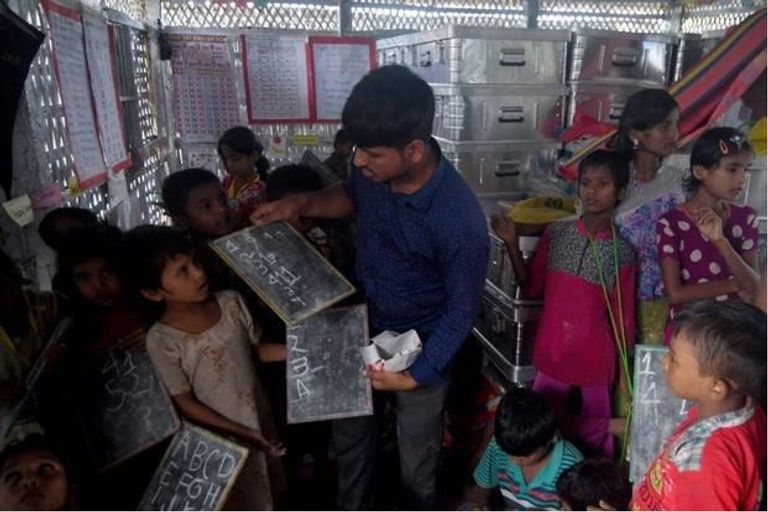 أطفال الروهينجا في مدرسة بأحد مخيمات بنجلاديش