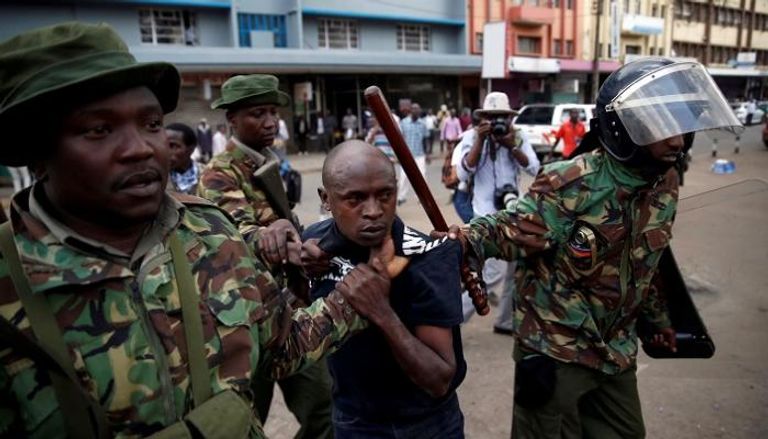 الشرطة الكينية تعتقل أحد المحتجين - رويترز