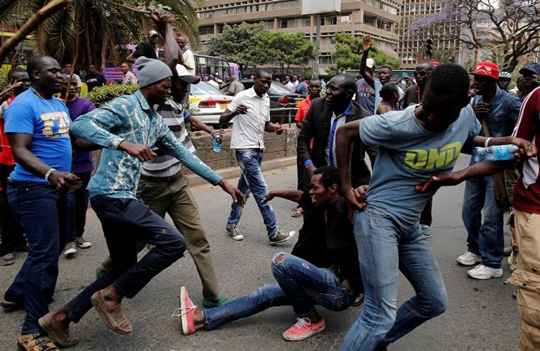 الشرطة الكينية تعتقل أحد المحتجين - رويترز