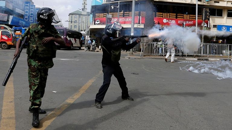 الشرطة الكينية تعتقل أحد المحتجين - رويترز