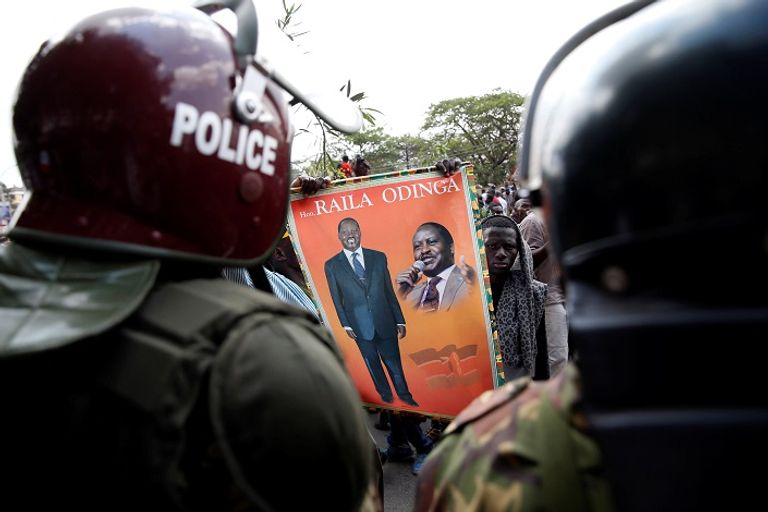 الشرطة الكينية تعتقل أحد المحتجين - رويترز