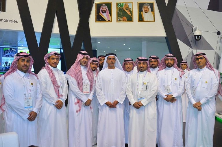 الفريق الشيخ سيف بن زايد آل نهيان أثناء تفقده الجناح