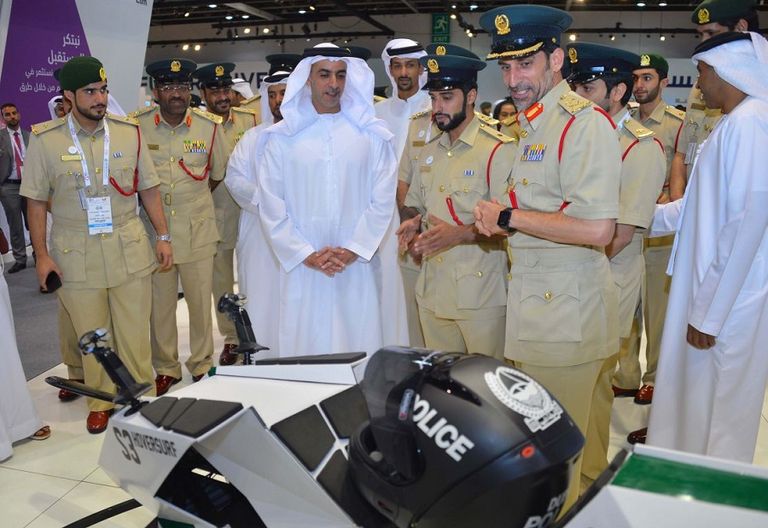 الفريق الشيخ سيف بن زايد آل نهيان أثناء تفقده الجناح