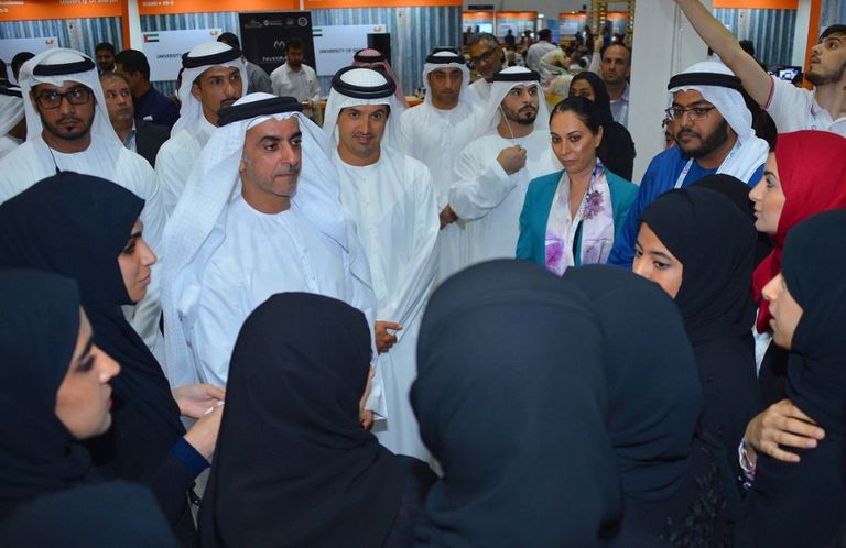 الفريق الشيخ سيف بن زايد آل نهيان أثناء تفقده الجناح