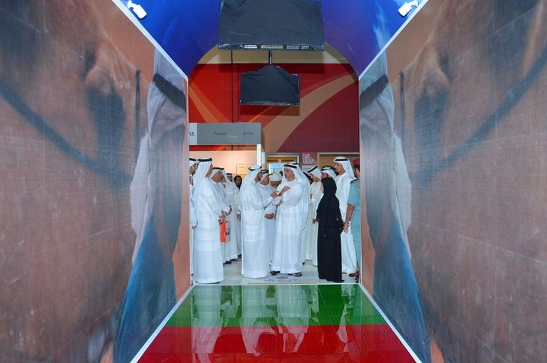 الفريق الشيخ سيف بن زايد آل نهيان أثناء تفقده الجناح