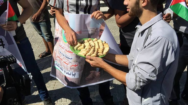 المحتفلون خرجوا للشوارع في غزة فرحة باتفاق فتح وحماس (رويترز)