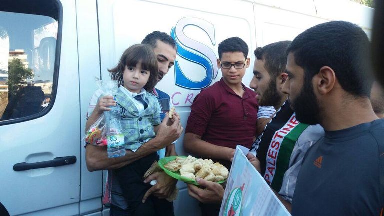 المحتفلون خرجوا للشوارع في غزة فرحة باتفاق فتح وحماس (رويترز)