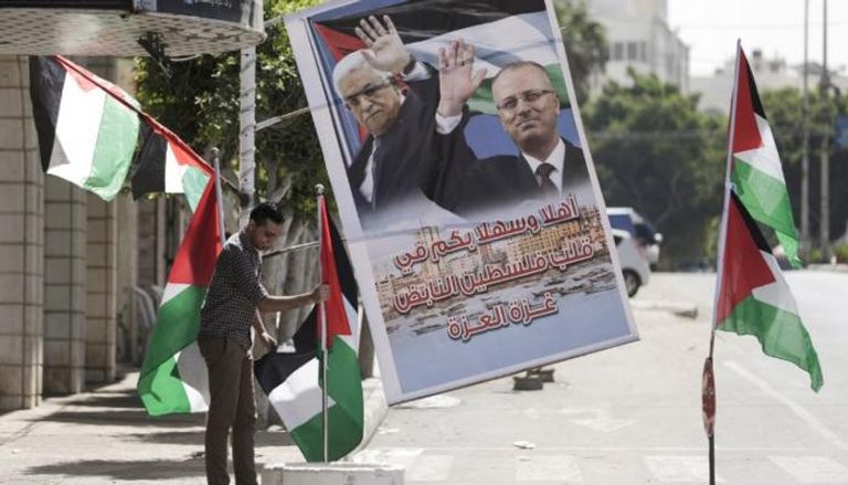 صورة في قطاع غزة تحيي الرئيس الفلسطيني ورئيس الحكومة