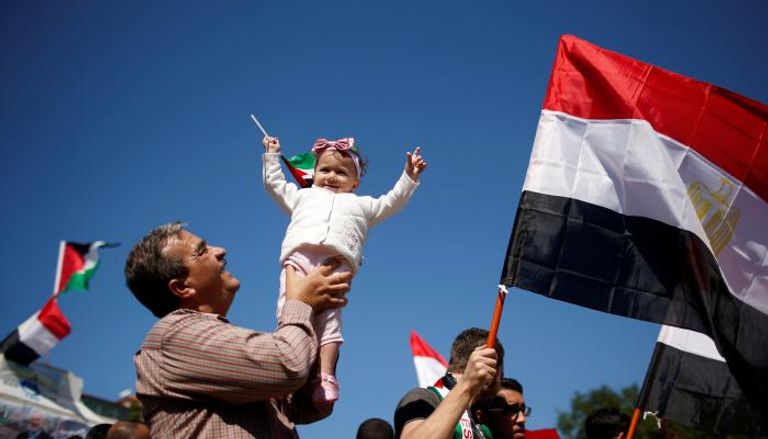 المحتفلون خرجوا للشوارع في غزة فرحة باتفاق فتح وحماس (رويترز)