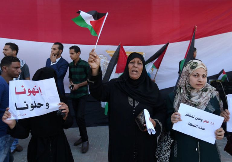 المحتفلون خرجوا للشوارع في غزة فرحة باتفاق فتح وحماس (رويترز)