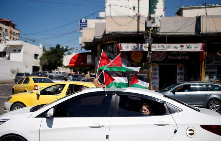 المحتفلون خرجوا للشوارع في غزة فرحة باتفاق فتح وحماس (رويترز)