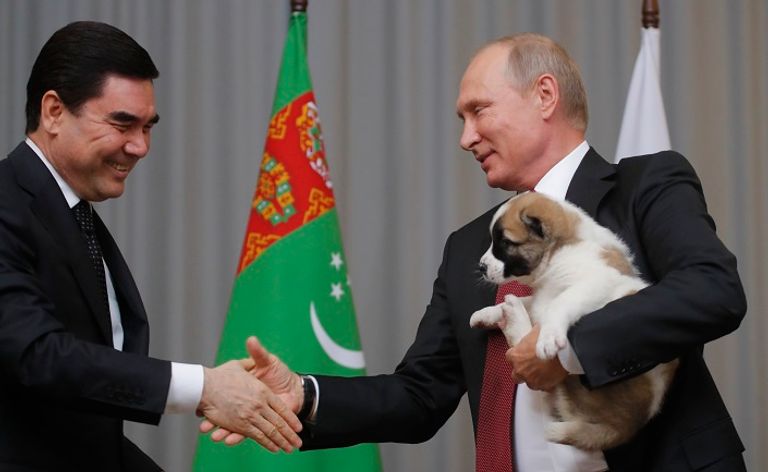 بوتين يُقبل الجرو الجديد - أ. ف. ب