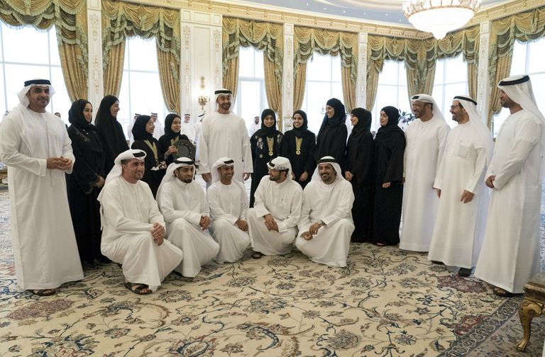 الشيخ محمد بن زايد يستقبل فريق 