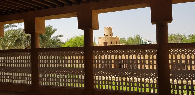 السفير الفرنسي خلال زيارته لمدينة العين