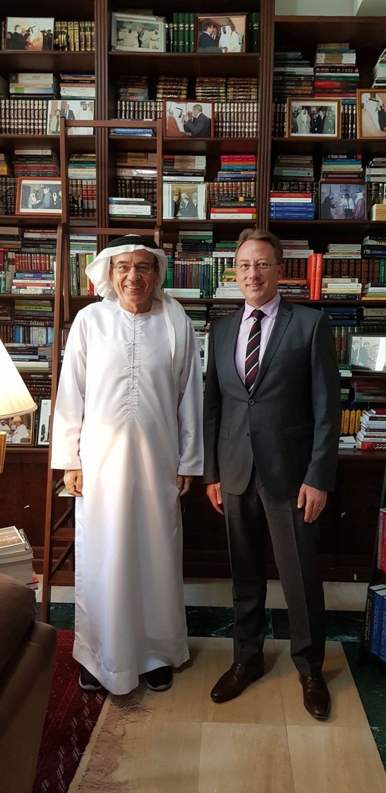 السفير الفرنسي خلال زيارته لمدينة العين