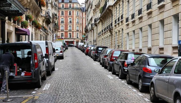 السيارات على جانبي الطريق في أحد أحياء مدينة باريس 