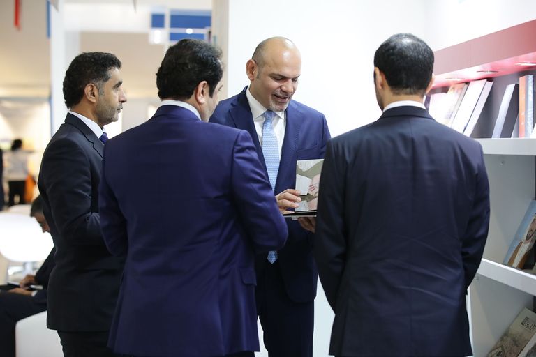 السفير علي الأحمد مع سعيد حمدان ومحمد الشحي في جناح الدائرة بفرانكفورت