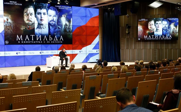 نجوم فيلم روسي لن يحضروا عرضه خوفا على سلامتهم