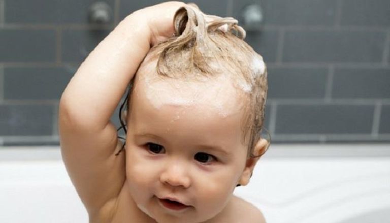 كيف تغسلين شعر طفلك دون أن تؤذيه؟