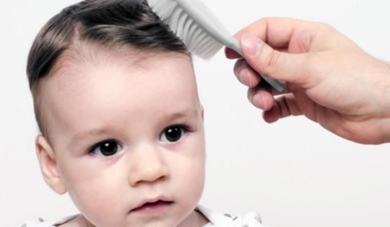 كيف تغسلين شعر طفلك دون أن تؤذيه؟