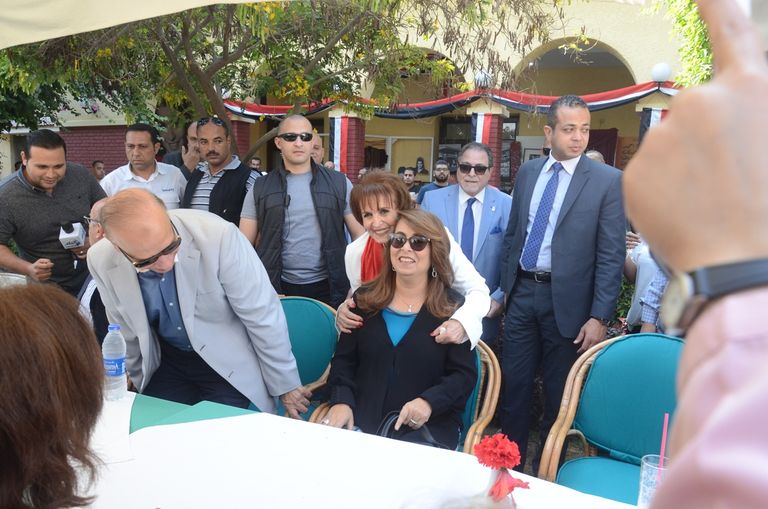 الفنانة المصرية سميرة أحمد في شمال الصورة خلال المعرض