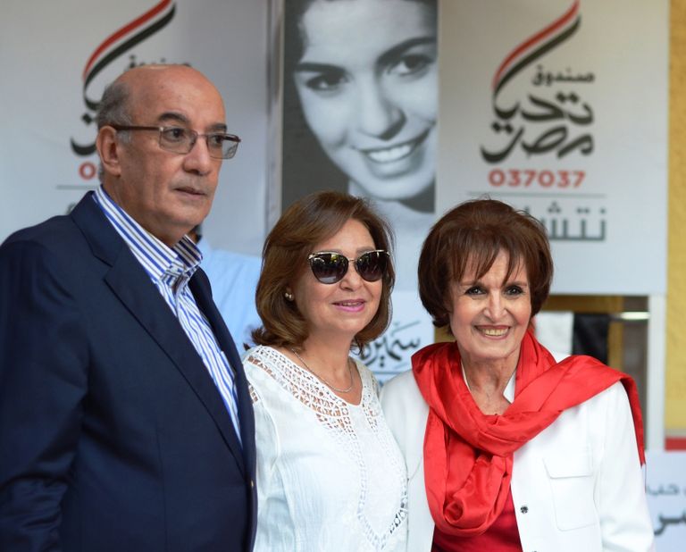 الفنانة المصرية سميرة أحمد في شمال الصورة خلال المعرض