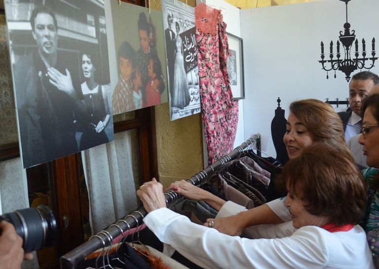 الفنانة المصرية سميرة أحمد في شمال الصورة خلال المعرض