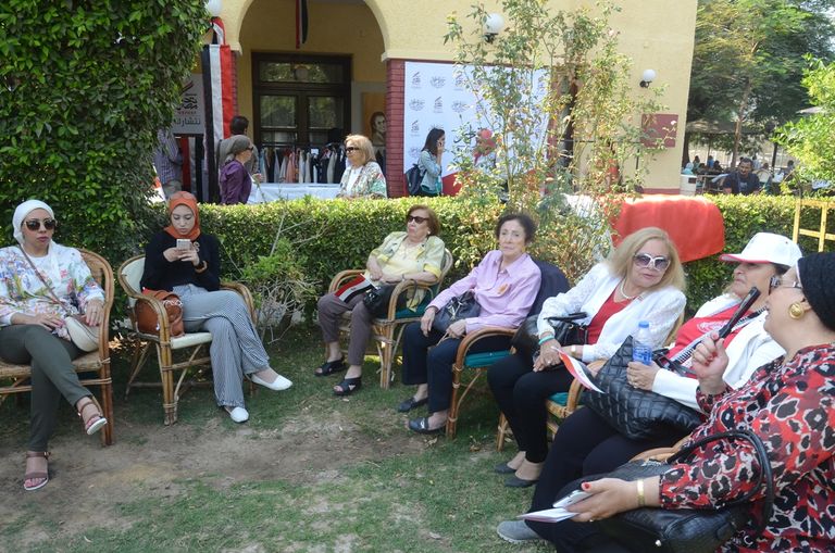 الفنانة المصرية سميرة أحمد في شمال الصورة خلال المعرض