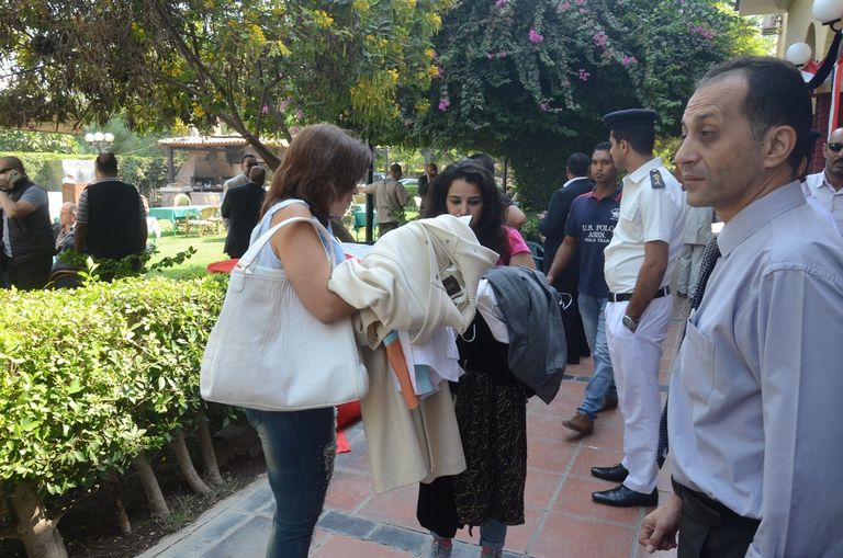 الفنانة المصرية سميرة أحمد في شمال الصورة خلال المعرض