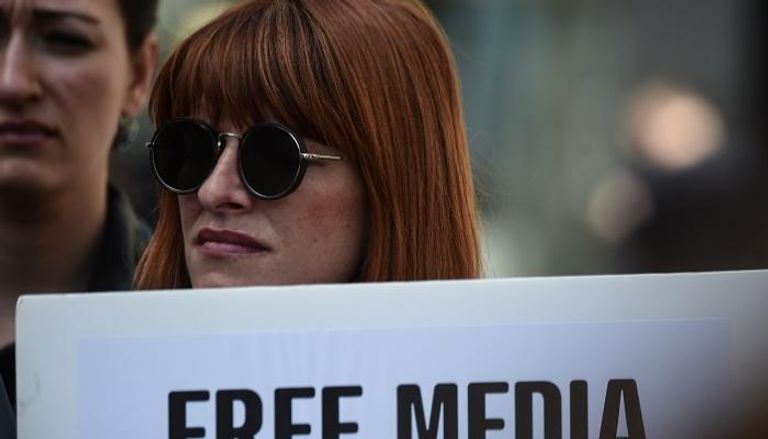 متظاهرة تركية ترفع لافتة الحرية للإعلام - أ. ف. ب
