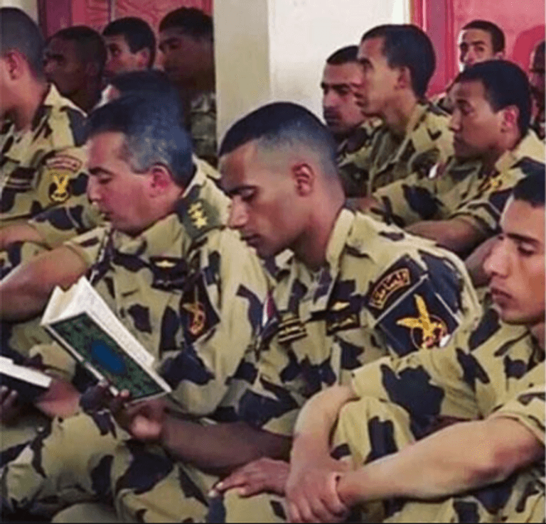 السيسي يكرم الفنان عمرو سعد بعد مشاركته في عمل وطني بالزي العسكري