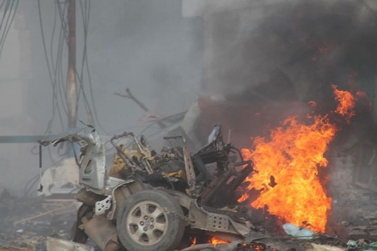 أعمدة الدخان تتصاعد من موقع التفجير