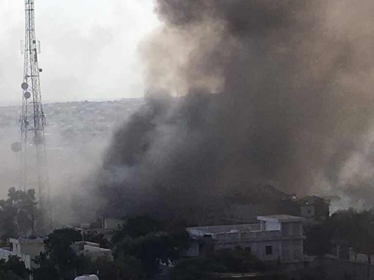 أعمدة الدخان تتصاعد من موقع التفجير