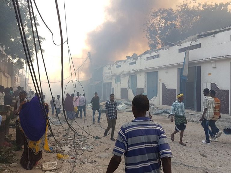 أعمدة الدخان تتصاعد من موقع التفجير