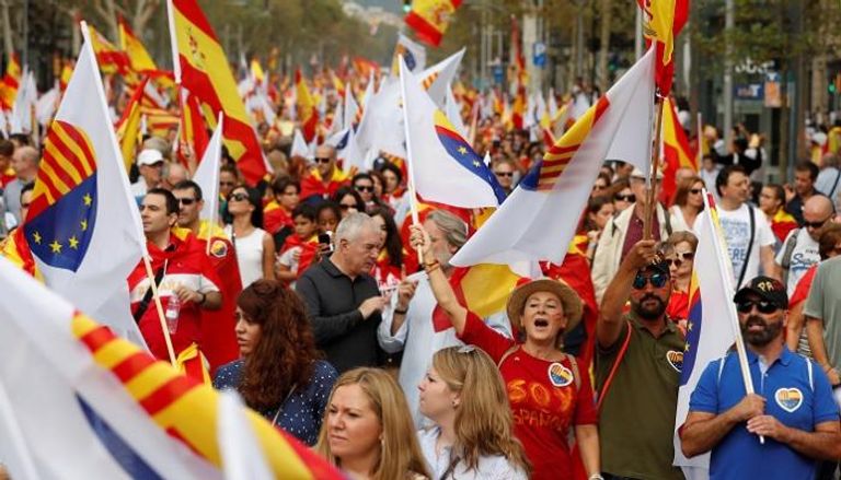 مظاهرات تدعو للحوار بين مدريد وكتالونيا - رويترز