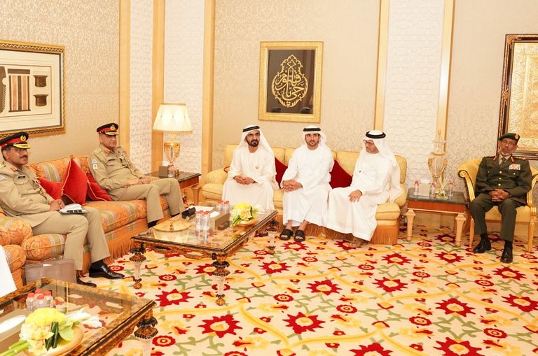 الشيخ محمد بن راشد خلال استقباله رئيس أركان القوات المسلحة الباكستانية