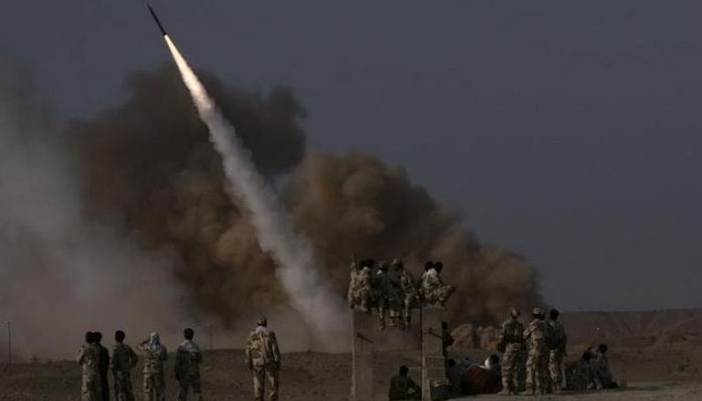 أفراد من الحرس الثوري يتابعون إطلاق صاروخ في قم - أرشيفية