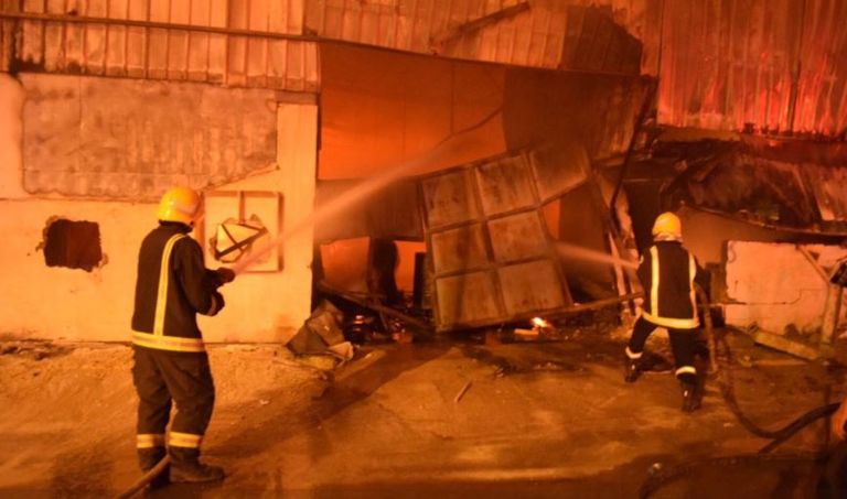 سيارات الإطفاء تحاول السيطرة على الحريق