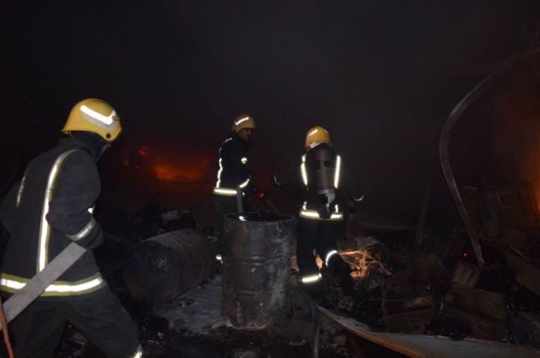 سيارات الإطفاء تحاول السيطرة على الحريق