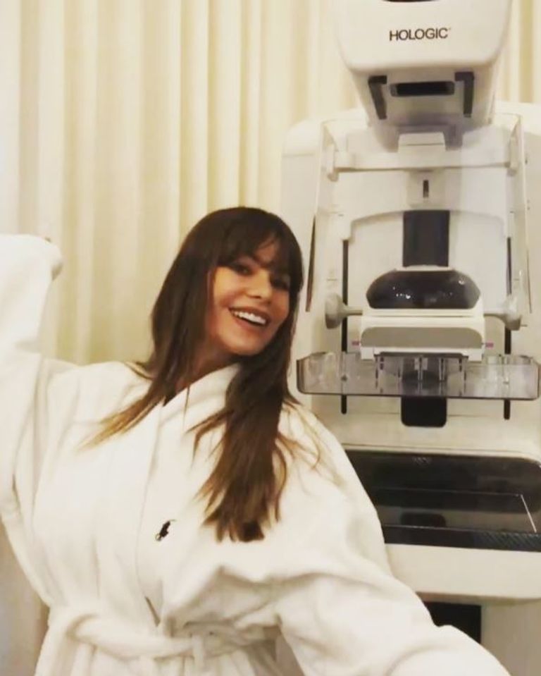 نجمات يتضامن مع مريضات سرطان الثدي على طريقتهن