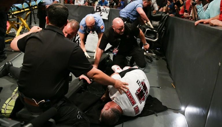 فريق طبي يعتني بشين ماكمان