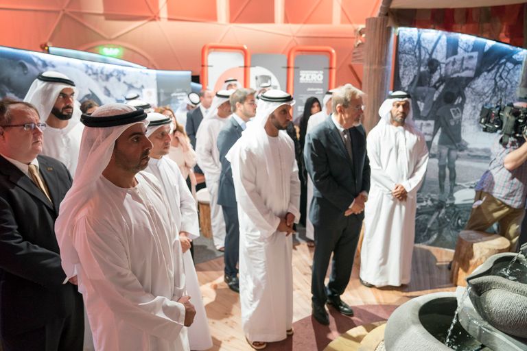 الشيخ حامد بن زايد أثناء جولته في معرض العد التنازلي حتى الصفر