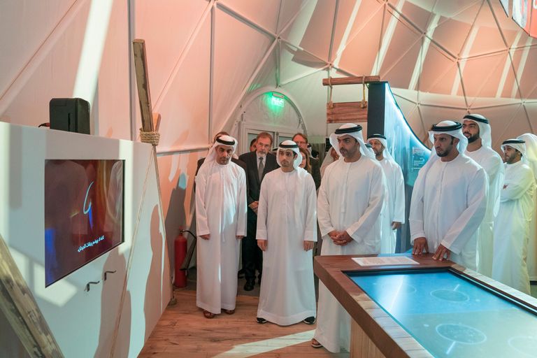 الشيخ حامد بن زايد أثناء جولته في معرض العد التنازلي حتى الصفر