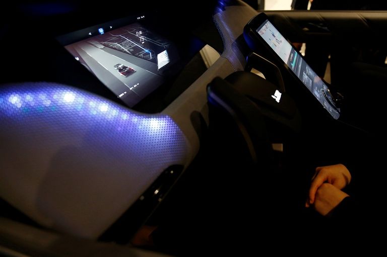 سيارة تجسد الجيل المقبل من تكنولوجيا مساعدة السائق