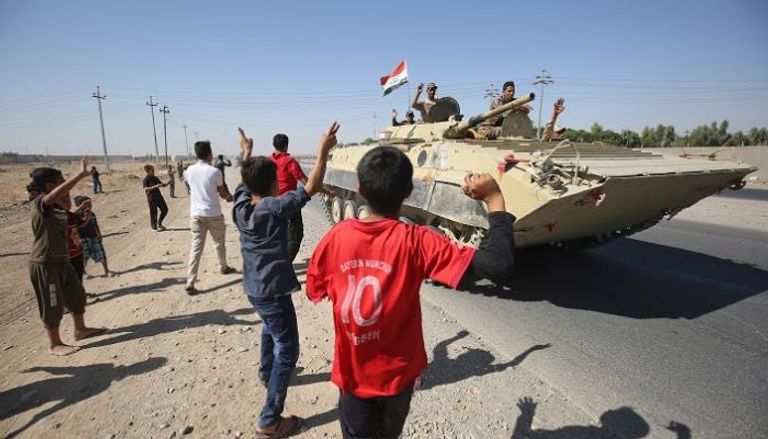 شبان وأطفال يرحبون بالقوات العراقية فى كركوك - أ. ف. ب