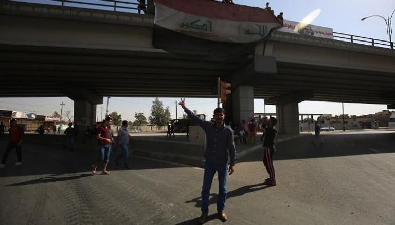مواطنون يرفعون العلم العراقي فى كركوك- أ.ف.ب