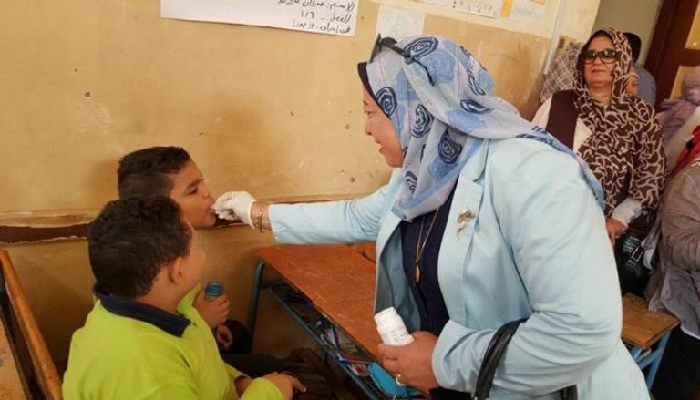 جانب من حملة تطعيم الأطفال بمصر