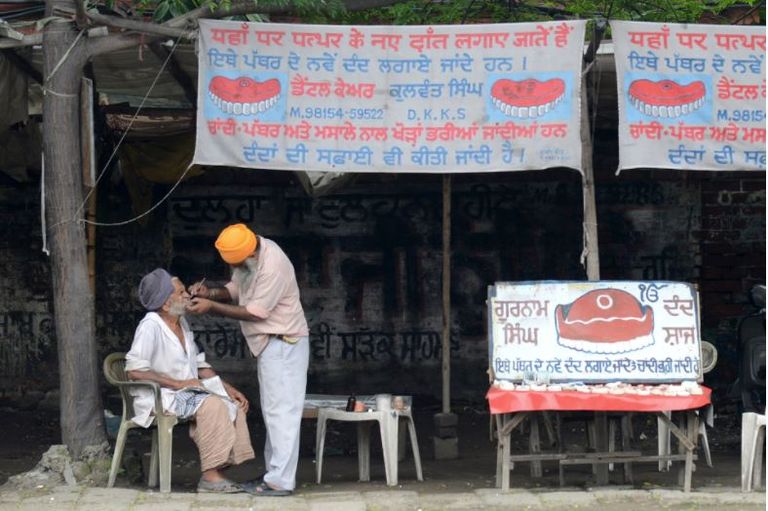 طب الأسنان في شوارع الهند