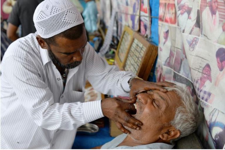 طب الأسنان في شوارع الهند