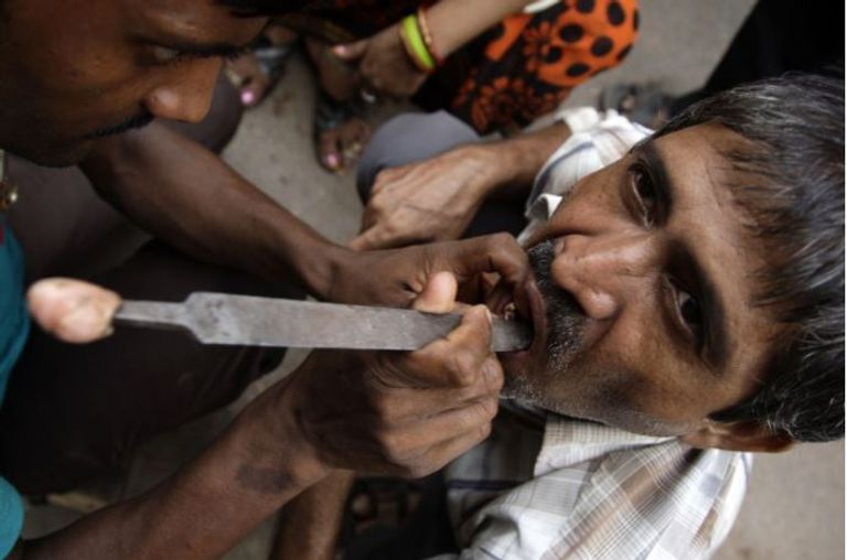 طب الأسنان في شوارع الهند